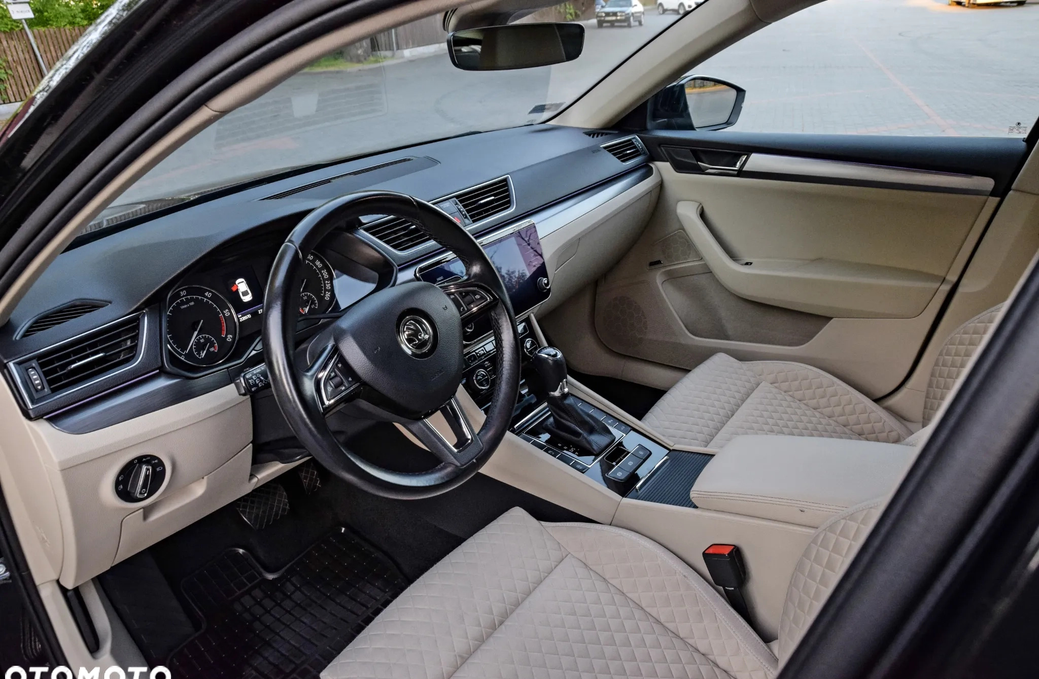 Skoda Superb cena 84900 przebieg: 200000, rok produkcji 2018 z Sochaczew małe 742